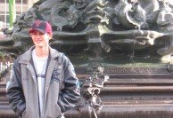 [pda] Piccadilly Circus sculpture sneaking in