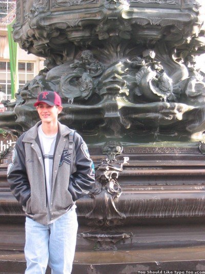 [pda] Piccadilly Circus sculpture sneaking in